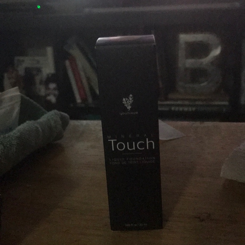 Younique liquid foundation. Taffeta